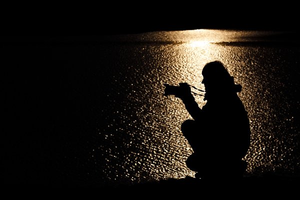 girl taking photo at night dark dslr cameras